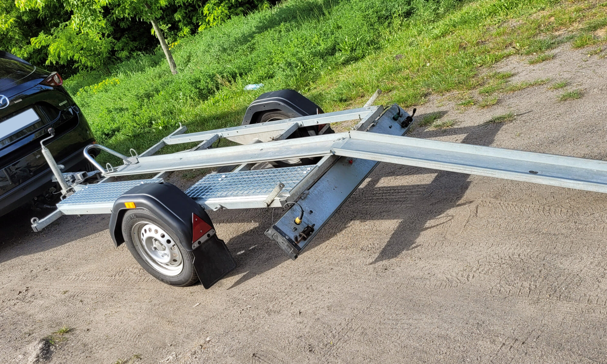 zdjęcie przyczepy do przewozu motocykli przed umieszczeniem motocykla