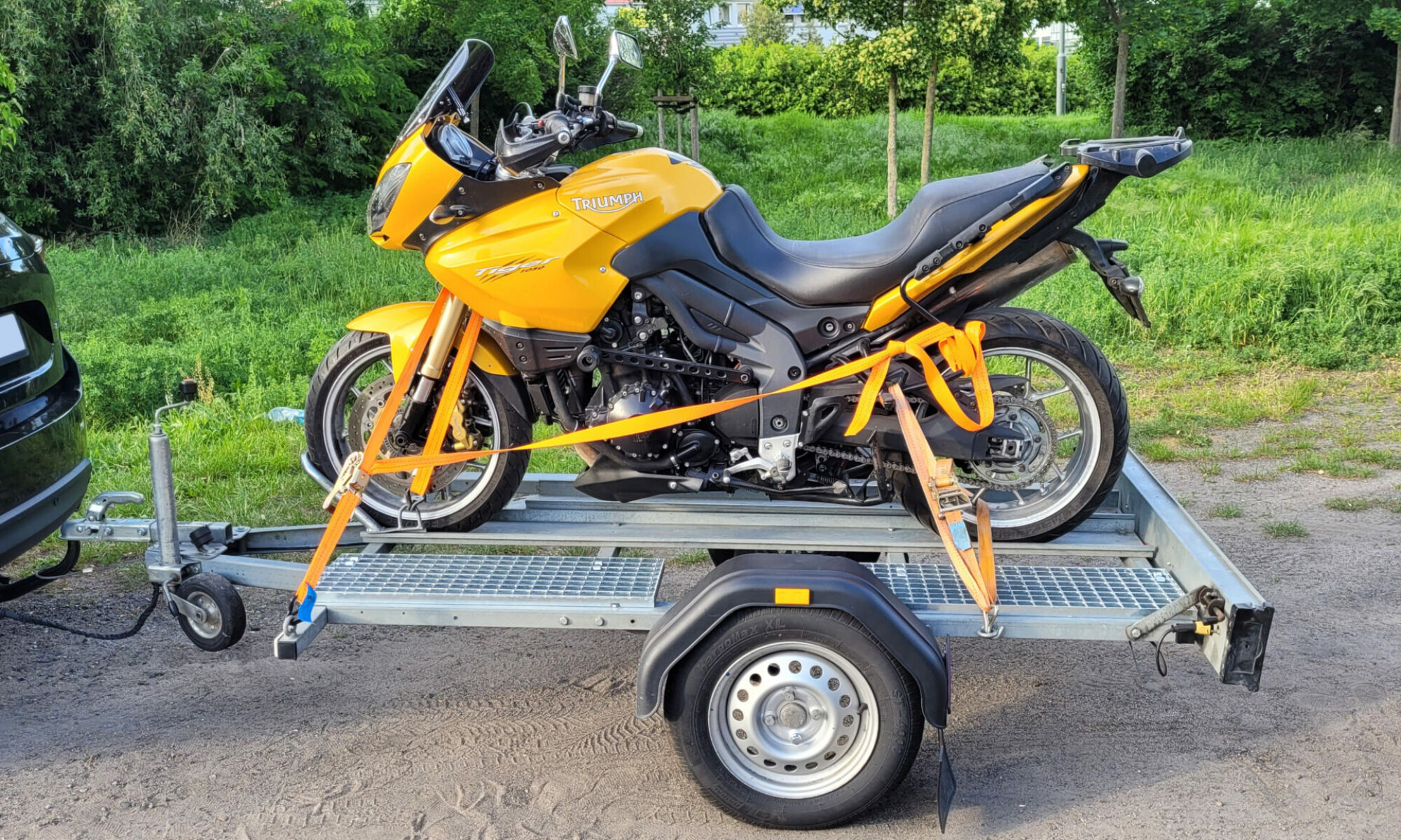 żółty motocykl na naszej przyczepie